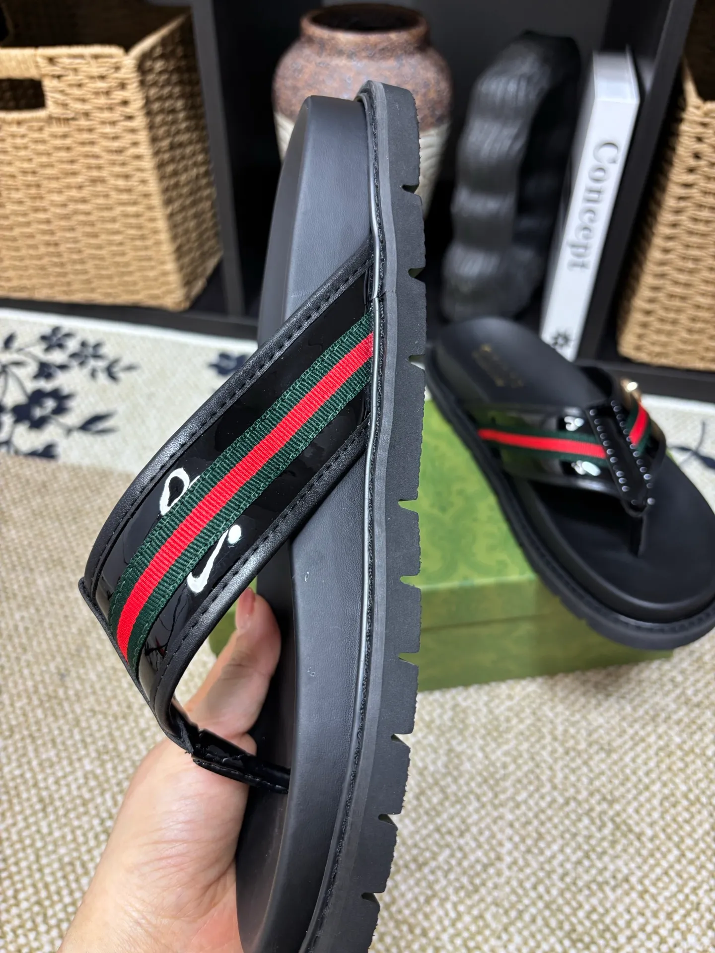 Factory 💰 300 yuan Gucci slippers] high-end men's shoes brand official website 1:1 latest masterpiece: original mold customization, the fabric is made of imported original materials, upgraded outsole, lighter and non-slip. The market's top quality, simple yet tasteful, a must-have for fashionistas, fashionable at your feet, full of confidence, the same style at the counter 👍The season of summer slippers is here. Code: 38-45 (45 customized)